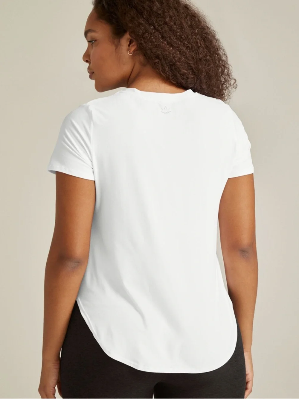 NWT Beyond Yoga Featherweight On The Down Low Tee White Size M - Picture 3 of 11